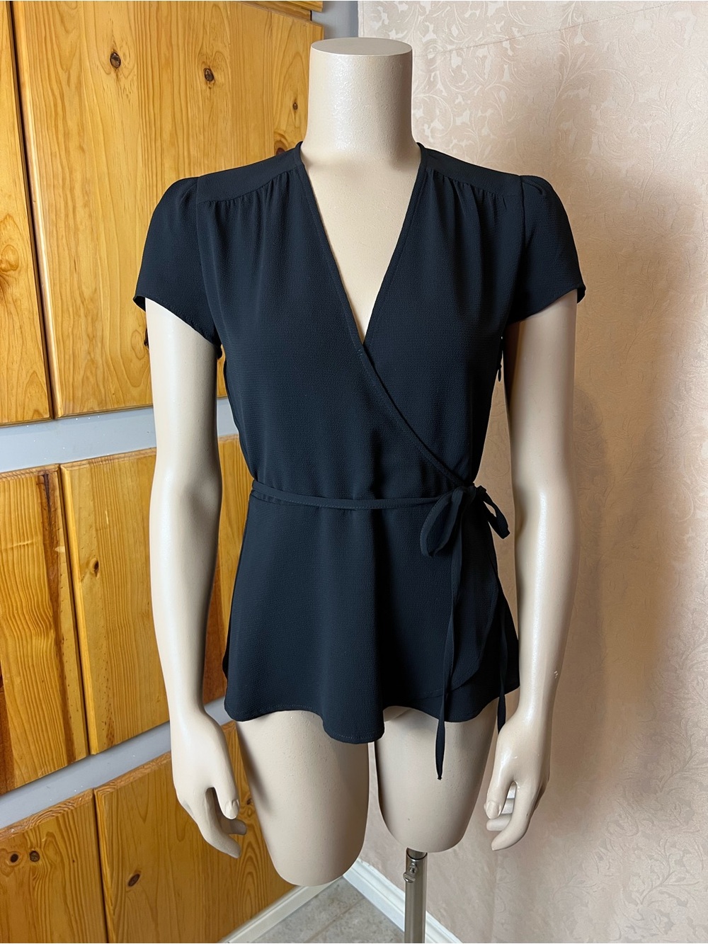 LE CHATEAU Feminine Black Cap Sleeve Wrap Peplum Office Blouse - Size XXS